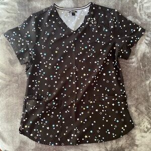 Elle star print scrub top